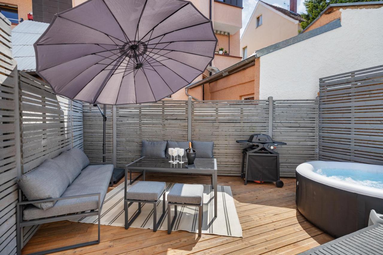 Terrace Apartment With 5 Rooms, Whirlpool And Bbq Augsburg Kültér fotó